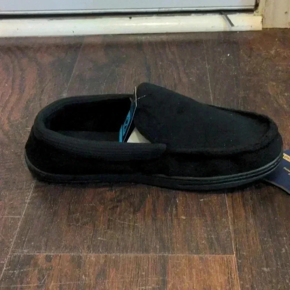 Isotoner Men's Microterry and Waffle Travis Moccasin Slippers - Picture 6 of 10